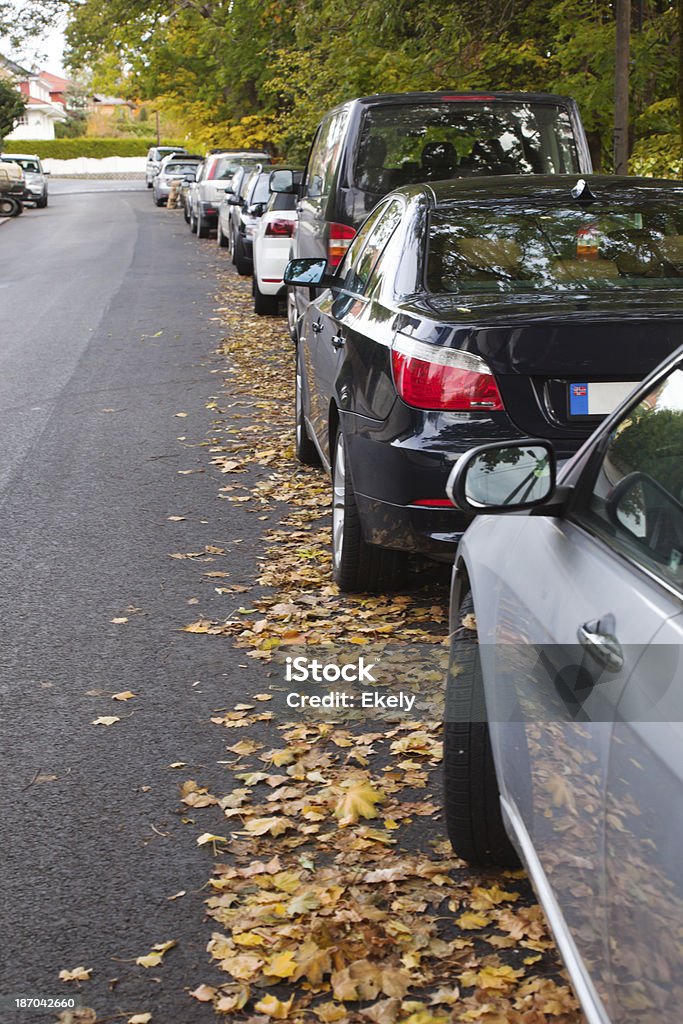 Veículos estacionados no outono nos EUA. - Foto de stock de Branco royalty-free