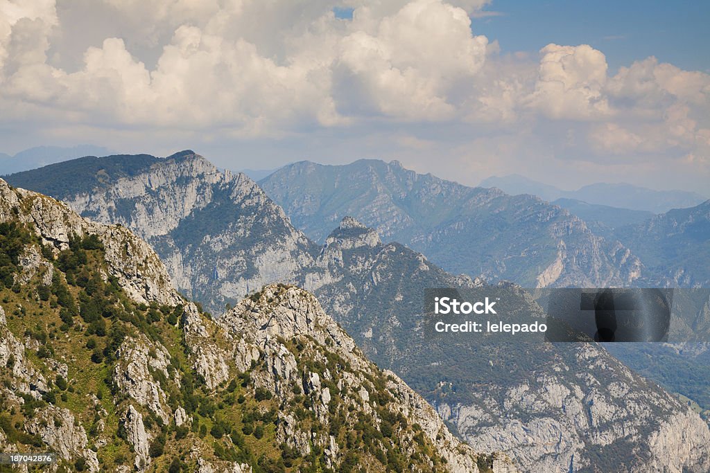 El paisaje de las montañas de cresta - Foto de stock de Ciudad de Como libre de derechos