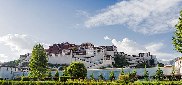 palácio de potala - tibet potala palace lhasa himalayas imagens e fotografias de stock