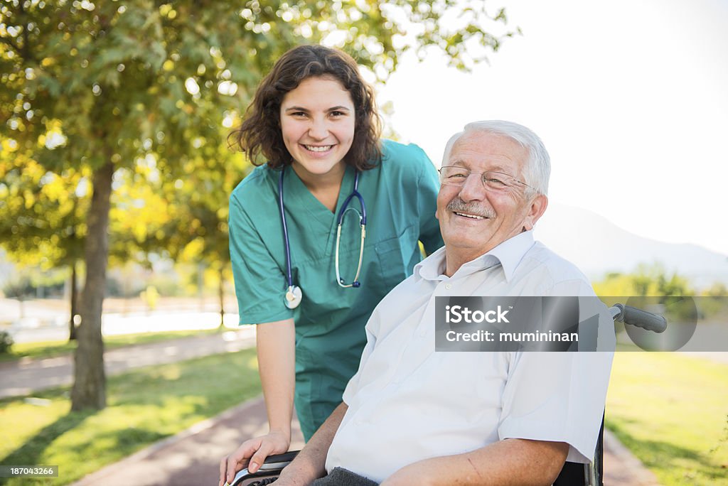 Il caregiver - Foto stock royalty-free di 60-69 anni