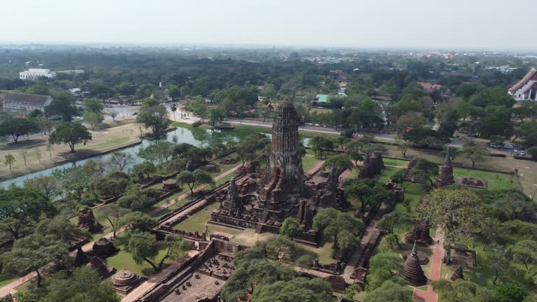 One of the astonishing temples of the ancient city of Ayutthaya. Build around the 17th century, this sight will still take your breath away.