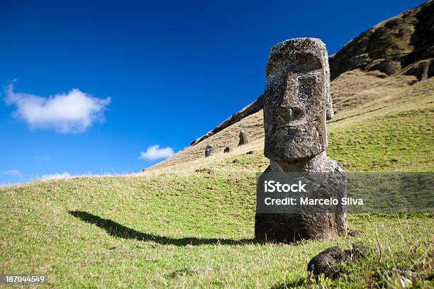 Einzigen Moai Stockfoto und mehr Bilder von Begraben - Begraben, Moai-Statue - Rapa Nui, Osterinsel