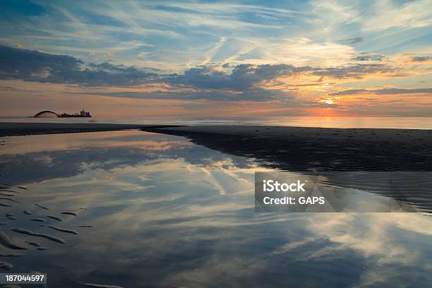 Draga Pompaggio Di Sabbia Sulla Costa - Fotografie stock e altre immagini di Dragatura - Dragatura, Terra bonificata, Acqua