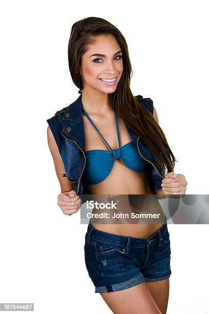 Foto de Bela Mulher Vestindo Um Biquíni E Short e mais fotos de stock de 20 Anos - 20 Anos, Adulto, Autoconfiança