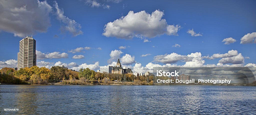 Imagen panorámica del centro de la ciudad en el otoño Saskatoon - Foto de stock de Aire libre libre de derechos