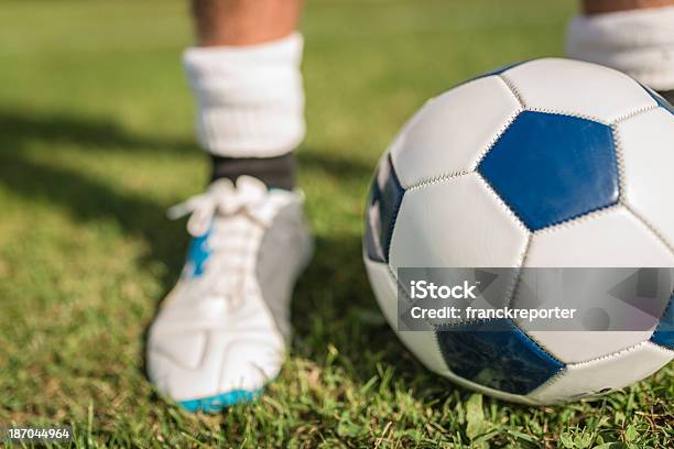 Fußballspieler Mit Dem Ball Stockfoto und mehr Bilder von Anstoß - Sportbegriff - Anstoß - Sportbegriff, Cleats, Fotografie
