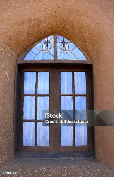 Photo libre de droit de Adobe Building Avec Vitrail Fenêtre banque d'images et plus d'images libres de droit de Adobe - Adobe, Arc - Élément architectural, Architecture