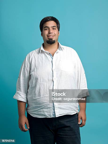 Молодой Человек Страдающих Ожирением — стоковые фотографии и другие картинки Лишний вес - Лишний вес, Мужчины, Крупного телосложения
