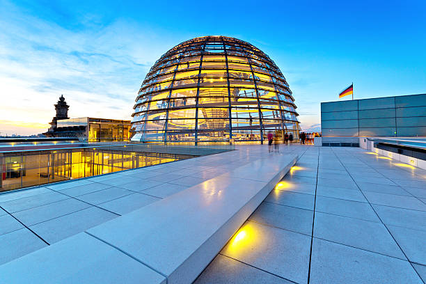 kopuła reichstagu w berlinie - berlin germany the reichstag german culture contemporary zdjęcia i obrazy z banku zdjęć