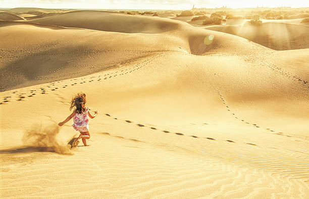 laufen in den dünen von maspalomas, gran canaria - eurasian ethnicity stock-fotos und bilder