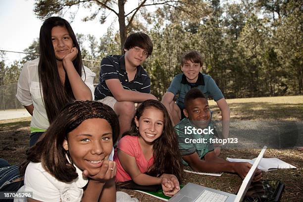 Foto de Tecnologia Junior De Alunos Usando O Laptop Para Estudar Do Lado De Fora e mais fotos de stock de 12-13 Anos