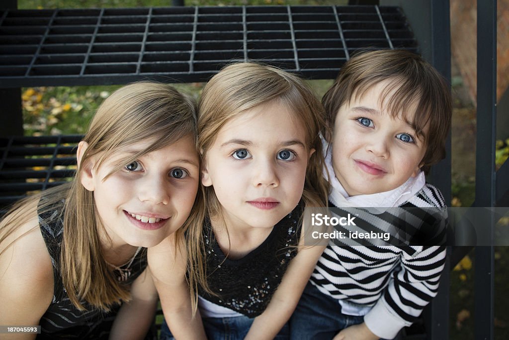 Imagem a cores de duas irmãs e irmão seu pequeno - Royalty-free 10-11 Anos Foto de stock