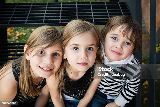 Imagem A Cores De Duas Irmãs E Irmão Seu Pequeno - Fotografias de stock e mais imagens de 10-11 Anos - 10-11 Anos, 4-5 Anos, 6-7 Anos