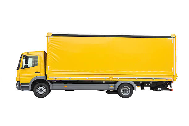 leere gelbes lkw sideview, isoliert auf weiss - car side view truck truck driver stock-fotos und bilder