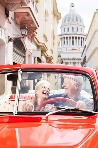 pareja divirtiéndose en cuba - collectors car mature men transportation lifestyles fotografías e imágenes de stock