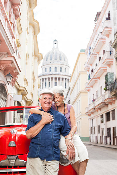 행복함 및 사랑하는 커플입니다 - collectors car mature men transportation lifestyles 뉴스 사진 이미지