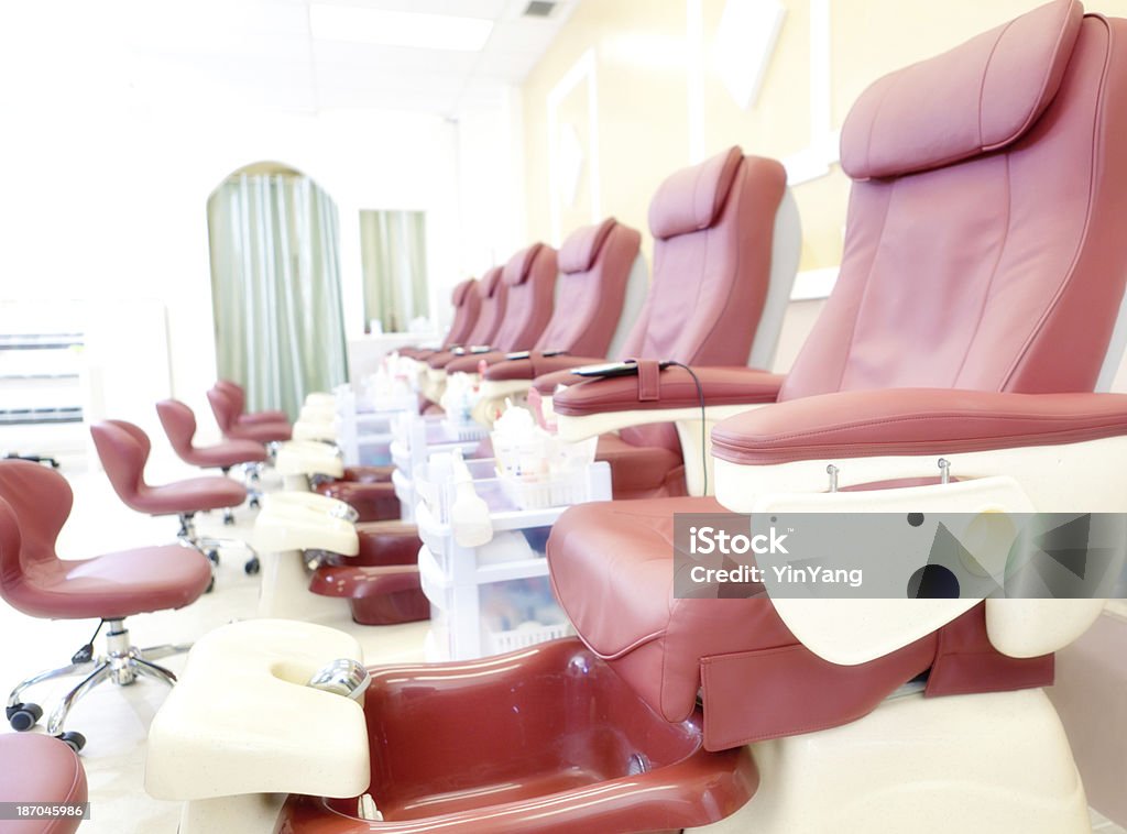 Pedicure massagem cadeiras, no salão de manicure pequena loja de negócios - Foto de stock de Pedicure royalty-free