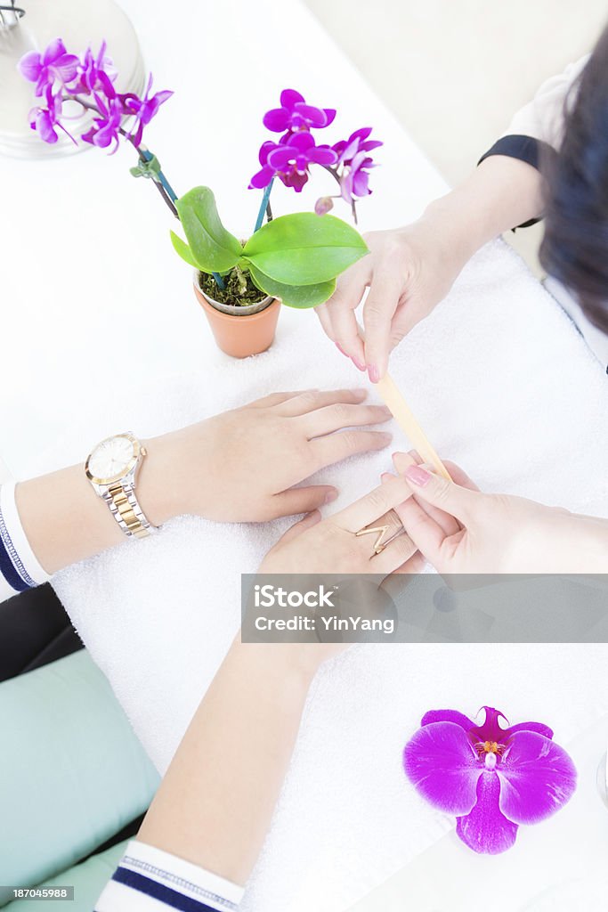 Manicurist con el cliente, proporcionar de manicura en el Spa, manicura - Foto de stock de Abrillantar libre de derechos