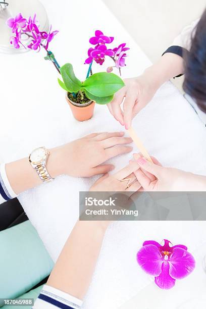 Manicurist Z Klientem Podając W Spa Manicure Paznokci - zdjęcia stockowe i więcej obrazów Azjaci