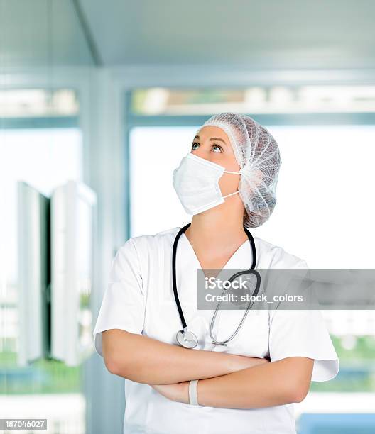 Cirujano Mirando A Otro Lado Foto de stock y más banco de imágenes de Adulto joven - Adulto joven, Asistencia sanitaria y medicina, Asistente sanitario