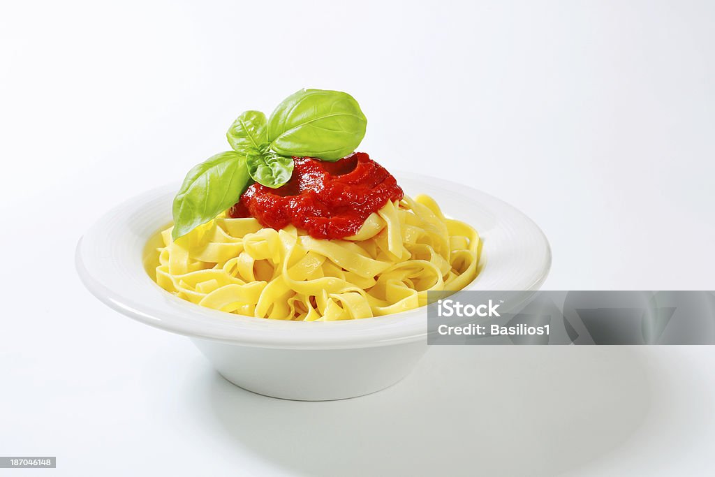 Bouillie tagliatelle à la sauce tomate - Photo de Assiette libre de droits