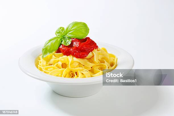 Bollito Tagliatelle Con Salsa Di Pomodoro - Fotografie stock e altre immagini di Pasta - Pasta, Piatto - Stoviglie, Pomodoro