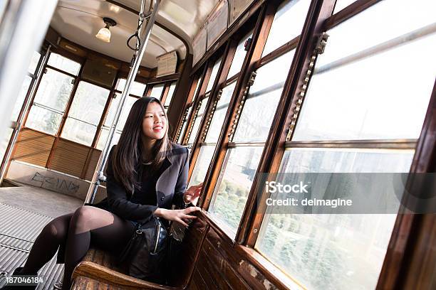 Kobieta W Mediolanie - zdjęcia stockowe i więcej obrazów Mediolan - Mediolan, Autobus, 20-29 lat
