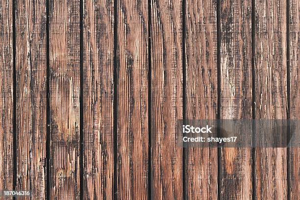 Vecchia Parete Della Tavola - Fotografie stock e altre immagini di Assicella di copertura in legno - Assicella di copertura in legno, Composizione orizzontale, Esposto alle intemperie
