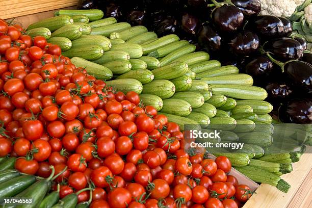 Greengrocer Stockfoto und mehr Bilder von Supermarkt - Supermarkt, Aubergine, Bauernmarkt