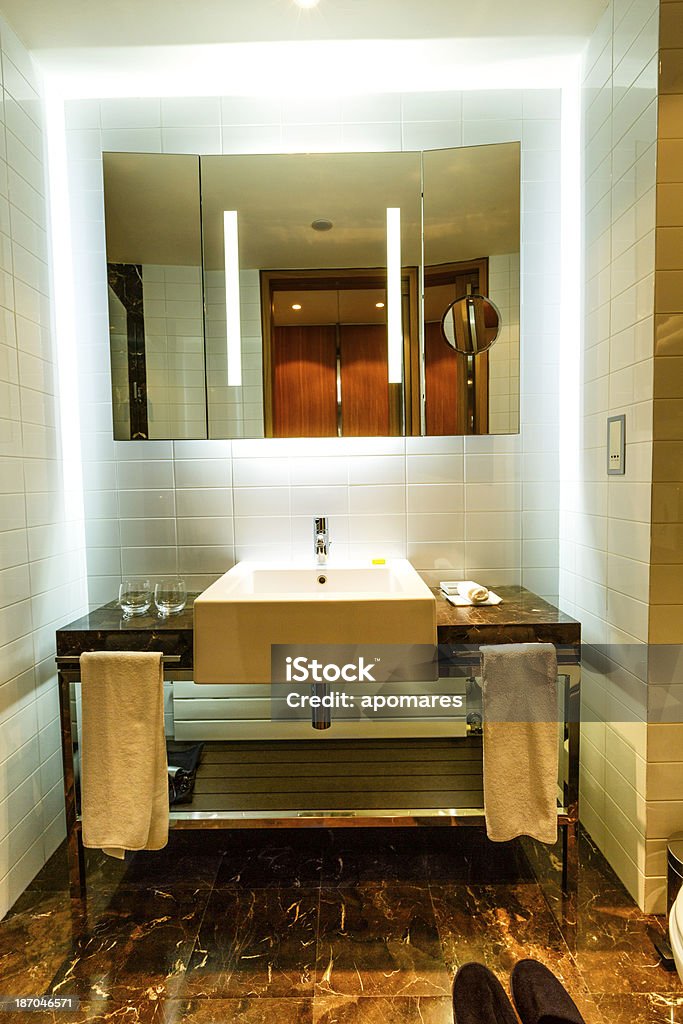 Современная ванная комната в роскошный отель - Стоковые фото Ёмкость для мытья посуды роялти-фри