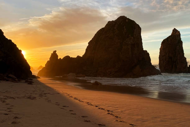 pôr-do-sol na praia do cabo da roca em portugal - scarped - fotografias e filmes do acervo