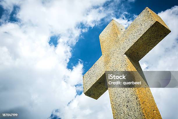 Kreuz Gegen Dramatischer Himmel Stockfoto und mehr Bilder von Baum - Baum, Begräbnis, Christentum