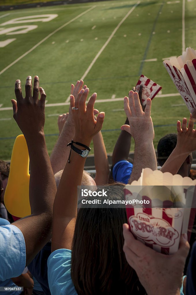 Ventiladores con aumento de brazos aclamando para su equipo-X - Foto de stock de Estadio libre de derechos