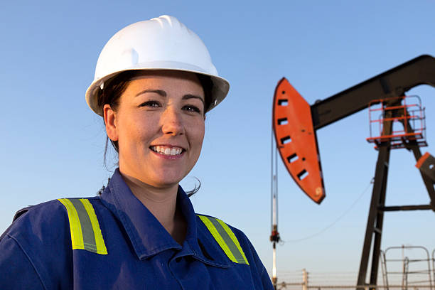 kobieta pracownik przemysłu naftowego - oil pump industrial equipment machine equipment zdjęcia i obrazy z banku zdjęć