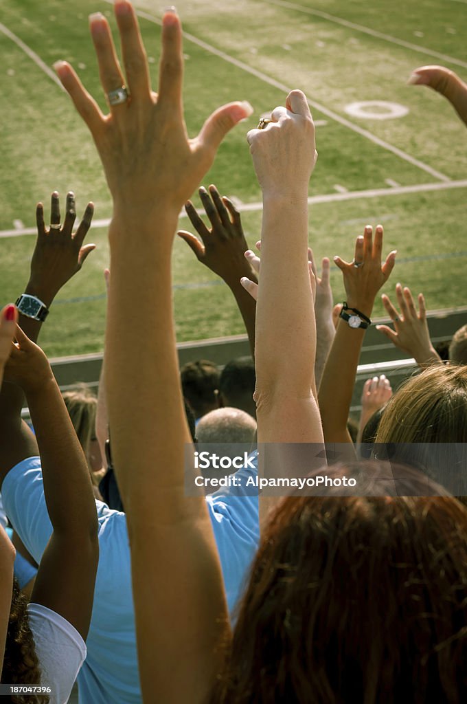 Fãs com os braços levantados torcer pela equipa-III - Royalty-free Aluno da Escola Secundária Foto de stock