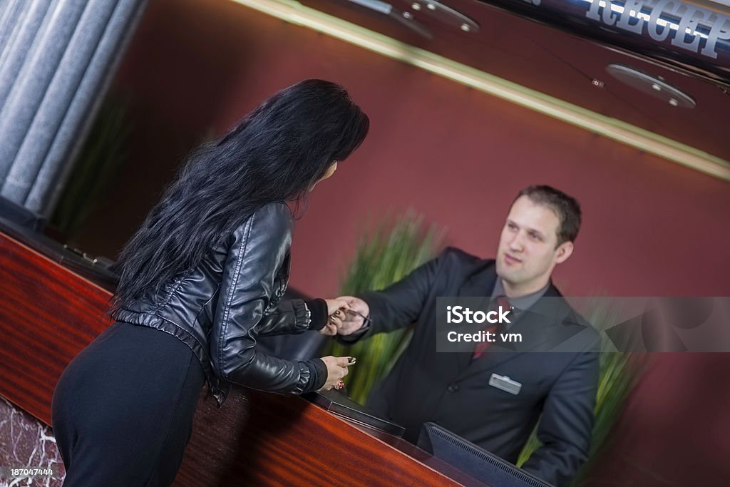 Giovane donna check-in presso un hotel - Foto stock royalty-free di Agenzia di viaggi