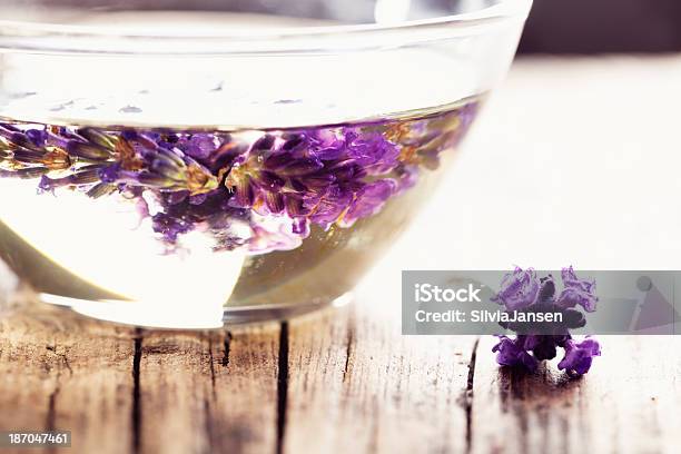Aromatherapie Öl Und Lavendelmassage Stockfoto und mehr Bilder von Aromatherapie - Aromatherapie, Beige, Bildkomposition und Technik
