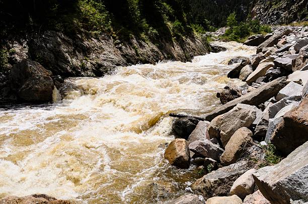 raging rivière big thompson - big thompson river photos et images de collection