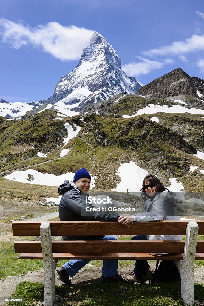 Dojrzała para siedzi na ławce przed Matterhorn.-XXXL - Zbiór zdjęć royalty-free (Zermatt)