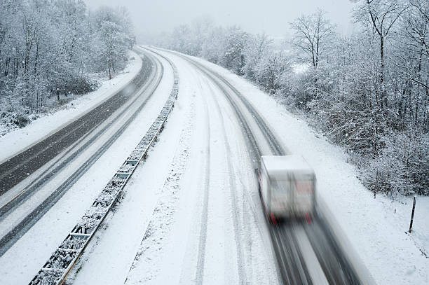 camino cubierto con hielo y nieve - fahrspur fotografías e imágenes de stock