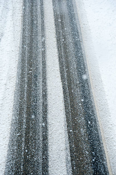 camino cubierto con hielo y nieve - fahrspur fotografías e imágenes de stock