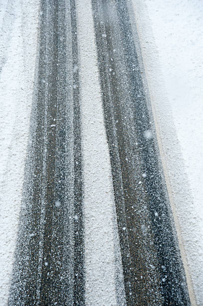 дороги покрытые снегом и льдом - fahrspur стоковые фото и изображения