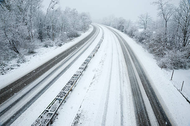 camino cubierto con hielo y nieve - fahrspur fotografías e imágenes de stock