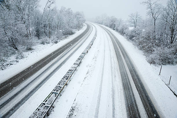 route couverte de neige et la glace - fahrspur photos et images de collection