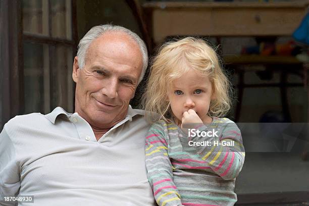 Senior Mit Enkelkind Stockfoto und mehr Bilder von 60-69 Jahre - 60-69 Jahre, 70-79 Jahre, Aktiver Senior