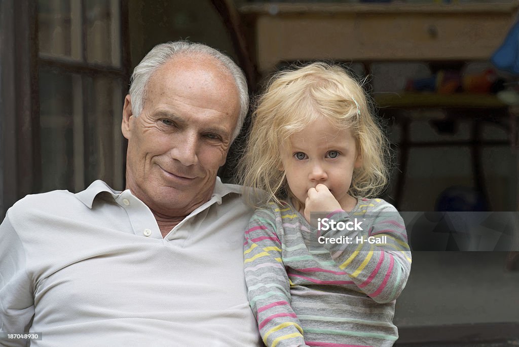 Старший с Внуки - Стоковые фото 60-69 лет роялти-фри
