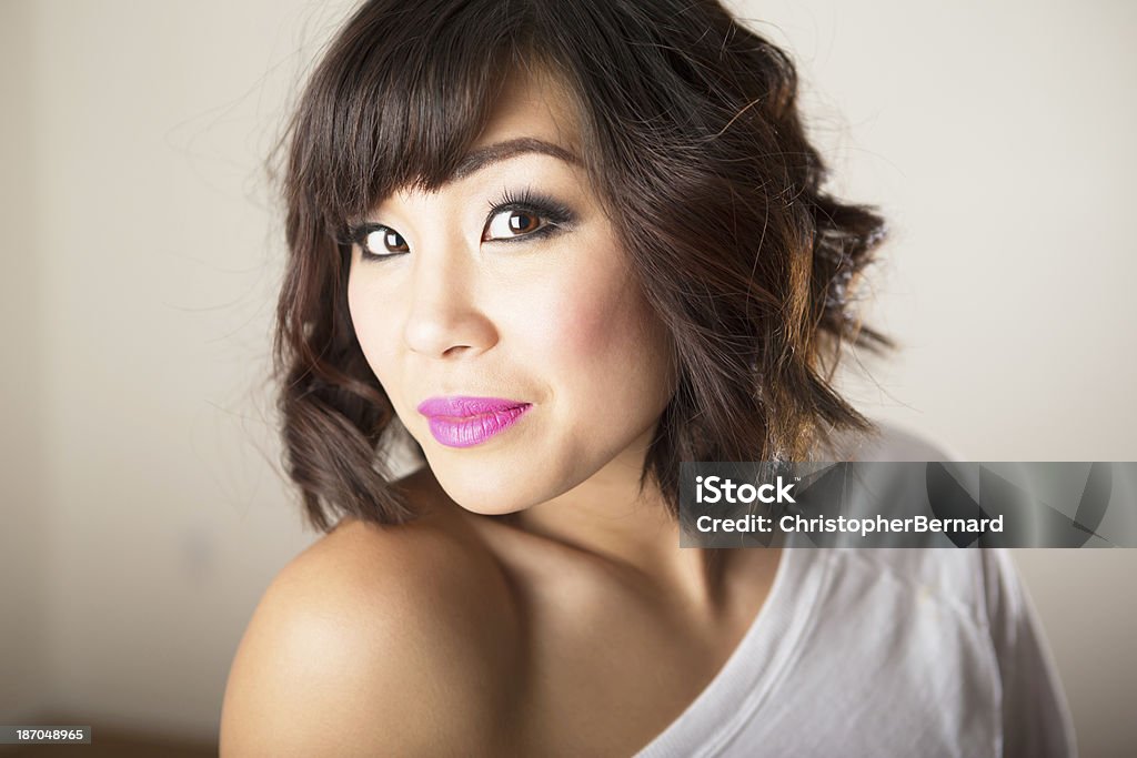 Mujer asiática sonriendo retrato - Foto de stock de 25-29 años libre de derechos