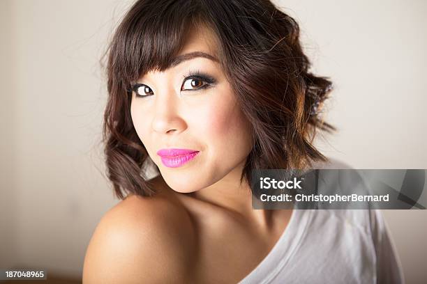 Mujer Asiática Sonriendo Retrato Foto de stock y más banco de imágenes de 25-29 años - 25-29 años, Adulto, Adulto joven