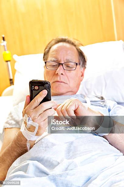 Ill Krankenhaus Patienten Spricht Am Telefon Stockfoto und mehr Bilder von Alter Erwachsener - Alter Erwachsener, Am Telefon, Bett