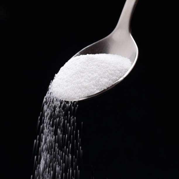 сахар и соль pour с ложка - sugar spoon salt teaspoon стоковые фото и изображения